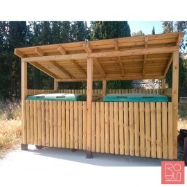 Guarda contenidor de fusta amb teuladeta